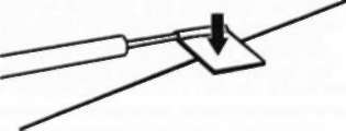 • Проверить нить накала. Измерить напряжение между нитью накала и местом подсоединения подводящего электрического провода. Для этого остроконечный электрод измерительного прибора обмотать широкой лентой фольги и во время измерения прижать ее к нити накала -стрелка-.